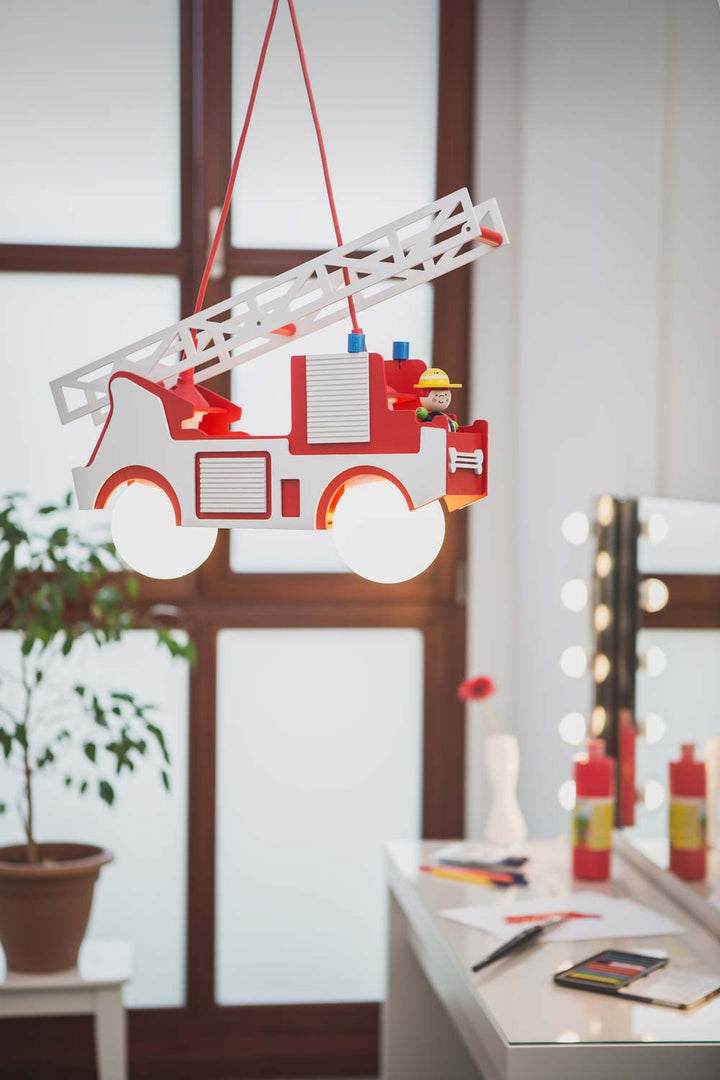 Elobra Kinderzimmerlampe Hängelampe Pendellampe Feuerwehr Feuerwehrauto mit Feuerwehrmann rot Stimmungsbild